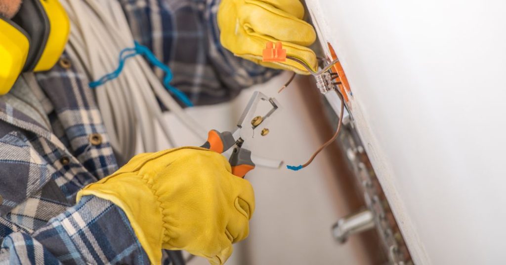 Consertos e manutenções elétricas em Piracicaba